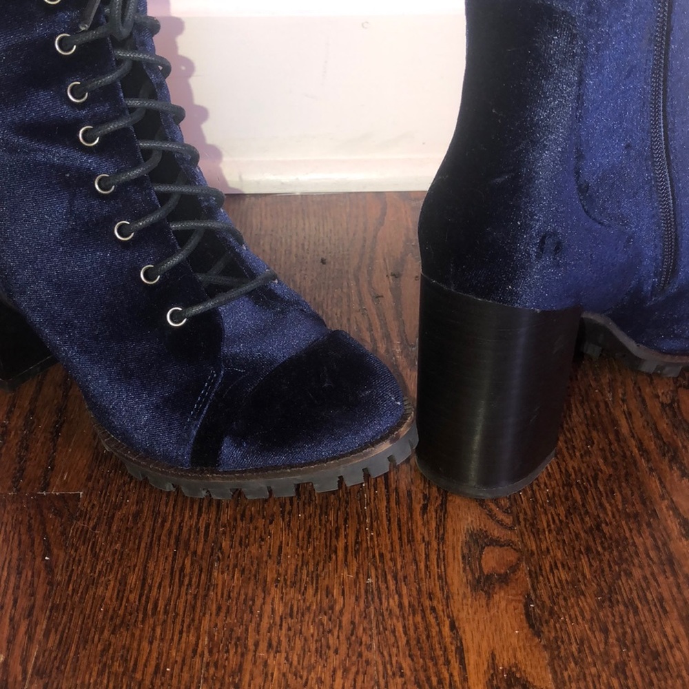 !!NEVER WORN!! REPORT VELVET HEELS - Picture 3 of 3